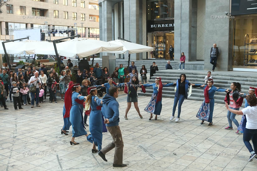 Народные песни и танцы в рамках программы мероприятий «За пределами зала»