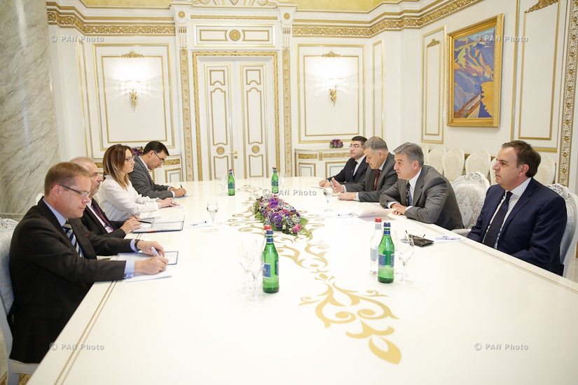 Премьер-министр Армении Карен Карапетян принял руководителя делегации ЕС Петра Свитальского