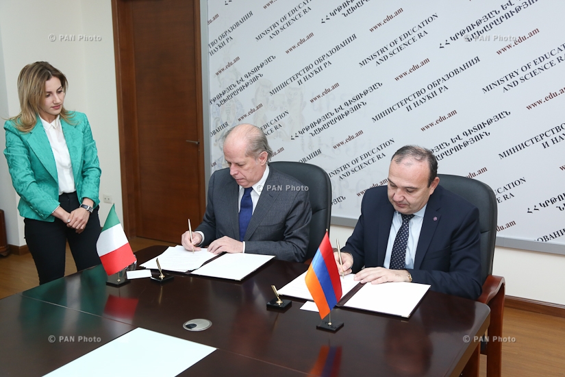 Armenian Minister of Education and Science Levon Mkrtchyan and Ambassador of Italy to Armenia Giovanni Ricciulli sign a memorandum of understanding