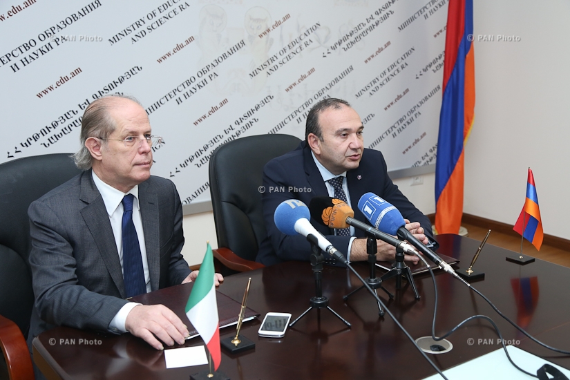 Armenian Minister of Education and Science Levon Mkrtchyan and Ambassador of Italy to Armenia Giovanni Ricciulli sign a memorandum of understanding
