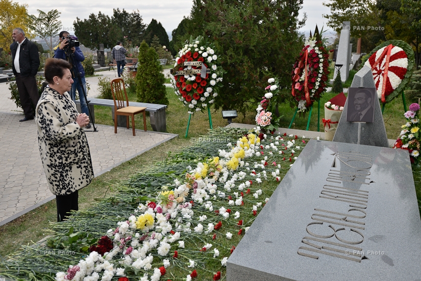 ՀԱԿ և ՀԺԿ ներկայացուցիչներիը այցելել են Կոմիտասի պանթեոն և Եռաբլուր՝ հարգանքի տուրք մատուցելու 1999-ի հոկտեմբերի 27-ի ոճրագործության զոհերի հիշատակին